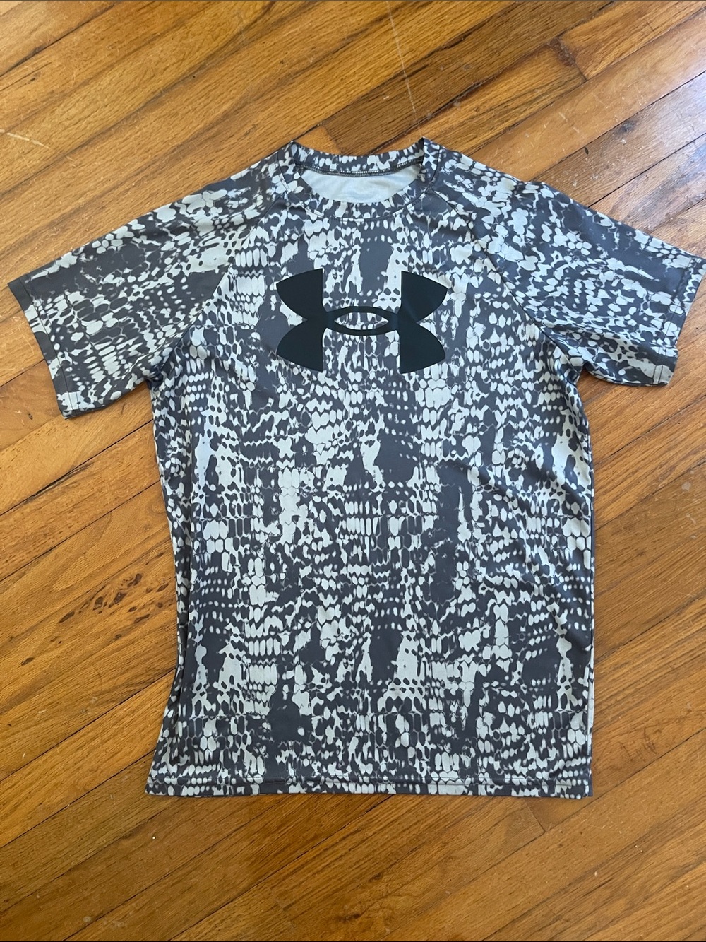 Youth XL Under Armour Black & Gray Camo Short-Sleeve Performance Tee
